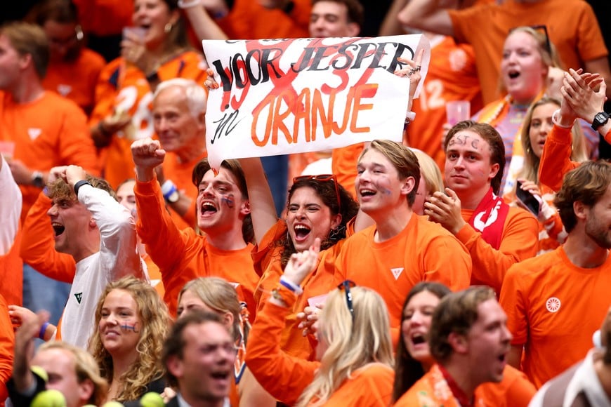 Tennis - Davis Cup - Qualifiers - Second Round - Netherlands v Argentina - MartiniPlaza, Groningen, Netherlands - September 12, 2025
Netherlands fans in the stands during the singles match between Netherlands' Jesper De Jong and Argentina's Tomas Martin Etcheverry REUTERS/Piroschka Van De Wouw