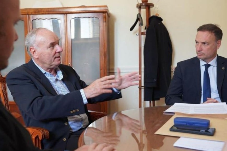 Proyectando más obras. el intendente Norberto Gizzi (izquierda), junto al ministro de Obras Públicas, Lisandro Enrico.