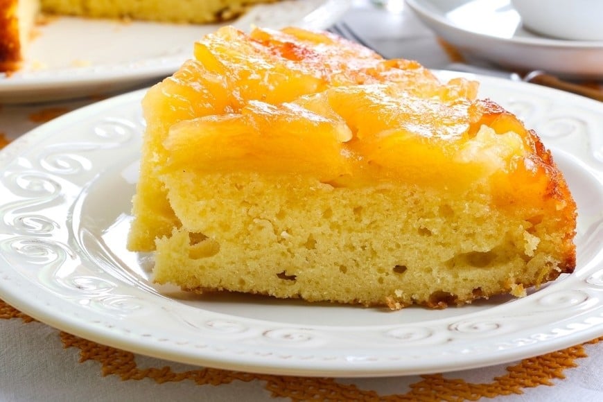 El contraste entre el caramelo, la fruta fresca y la masa esponjosa convierte a esta torta en una opción ideal