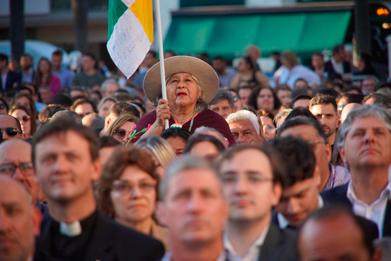 Mucho público a la espera de la jura de autoridades.