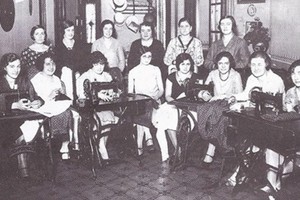 Encuentro de costureras, año 1934. Foto tomada en la vivienda de Matilde G. de Daubert (de pie). Sentadas, entre otras: Velia Rodelli, Encarnación Marín de Rodelli, Titi Daubert, Juana Conforti, Martínez, Ida Sanseverinatti. Imagen extraída del Libro Parroquia San Juan Bautista (página 105).