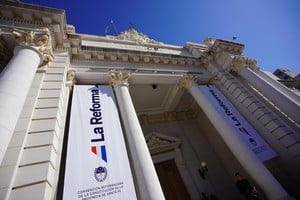 En la explanada de la Legislatura está todo listo para el acto de este viernes. Foto: Fernando Nicola