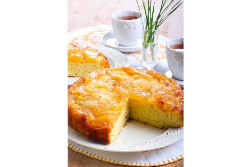 Las láminas de manzana sobre el caramelo forman una capa suave y húmeda.