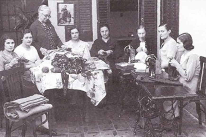 Alvear 3314. Grupo de "Vicentinas" en el comedor de la señora Ermelinda B. de Cattáneo. Aparecen, entre otras, Ida y Aurelia Storani, Lola Más, María Luisa Debezlez, Laura Rudi, Rosa Bianchini, Corina Mariani, María del Carmen Peña, Celestina Aimini, Eva Verney, E. Coltrinari, María Eugenia y Haydeé Martín. Imagen extraída del Libro Parroquia San Juan Bautista (página 104).