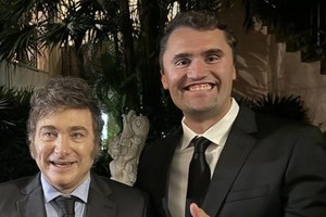 Javier Milei junto a Charles James Kirk, el joven activista político estadounidense asesinado recientemente.