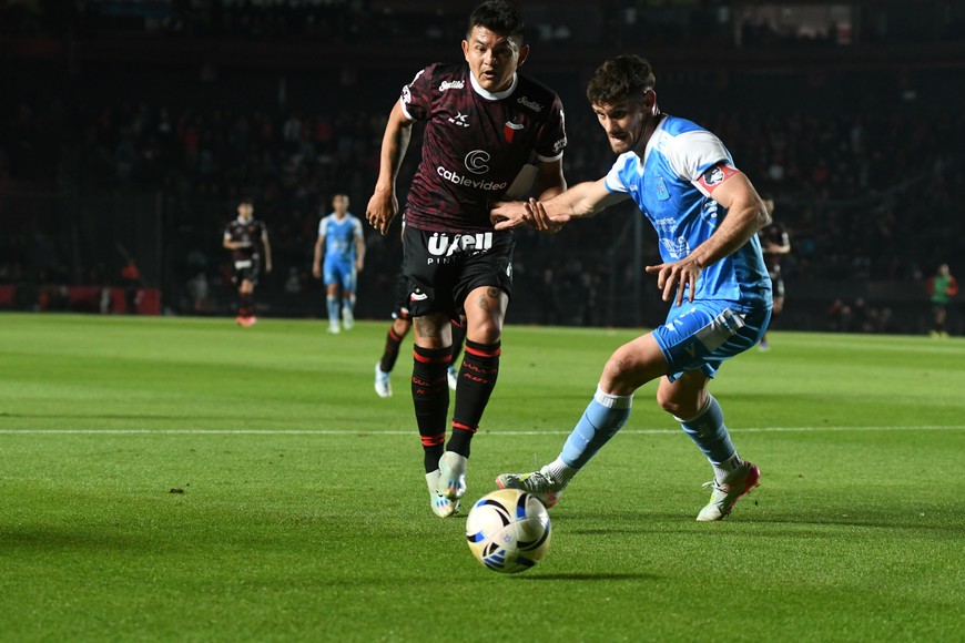 El Pulga Rodríguez no pudo desequilibrar ante Estudiantes de Río Cuarto y entró en la mediocridad e intrascendencia de todo el equipo, hasta el momento en que fue reemplazado. Foto: Manuel Fabatía