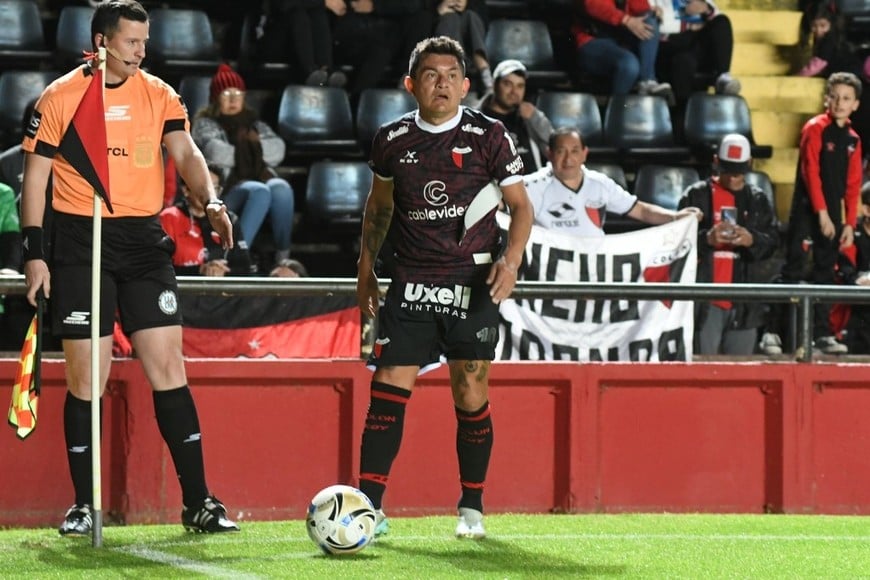 El Pulga fuera del once titular en los últimos ensayos de Colón. Crédito: Manuel Fabatía.