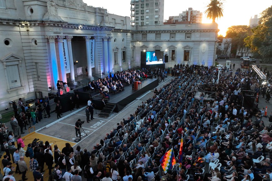 El acto protocolar en la explanada de la Legislatura. Foto: Fernando Nicola
