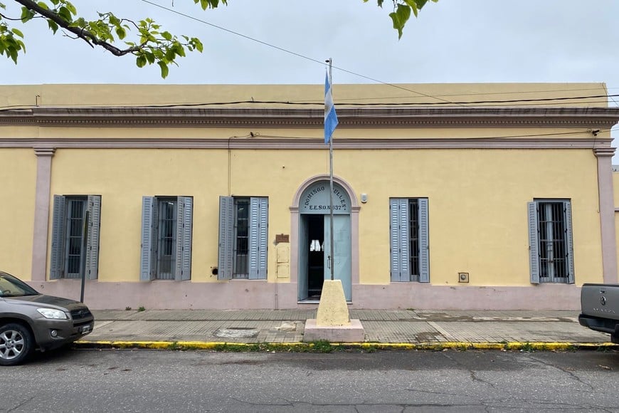 Frente actual de la Escuela de Educación Secundaria Orientada Domingo Cullen Nº 637. Avellaneda 3211 de la ciudad de Santa Fe. Escuela Domingo Cullen