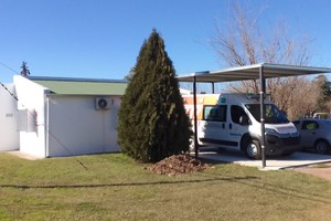 Cavallero, la cooperativa cedió parte de sus instalaciones para descentralizar la atención médica que antes dependía de la vecina localidad de Gálvez. Este acuerdo permitió establecer una ambulancia en el lugar, mejorando la respuesta ante emergencias en todo el sector.