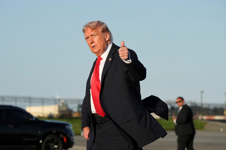U.S. President Donald Trump gestures as he arrives at LaGuardia Airport in New York, U.S., September 11, 2025. REUTERS/Ken Cedeno