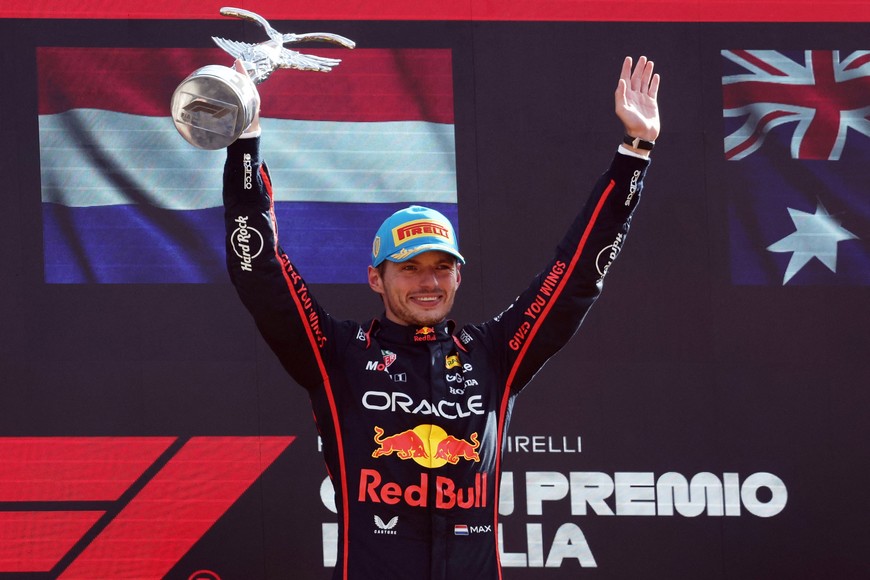 Formula One F1 - Italian Grand Prix - Autodromo Nazionale Monza, Monza, Italy - September 7, 2025
Red Bull's Max Verstappen celebrates on the podium with the trophy after winning the Italian Grand Prix REUTERS/Jakub Porzycki