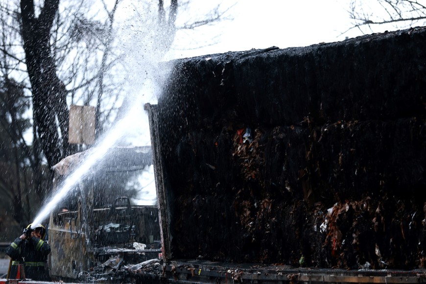 (250910) -- CIUDAD DE MEXICO, 10 septiembre, 2025 (Xinhua) -- Un bombero trabaja en el sitio donde se registró la volcadura y explosión de una pipa de gas LP (licuado de petróleo), en la Ciudad de México, capital de México, el 10 de septiembre de 2025. Al menos 57 personas lesionadas, 19 de ellas en estado de gravedad, es el saldo preliminar de un incendio derivado de la volcadura y explosión de una pipa de gas LP en el oriente de la Ciudad de México el miércoles, informaron autoridades locales. (Xinhua/Francisco Cañedo) (fc) (vf) (ce)