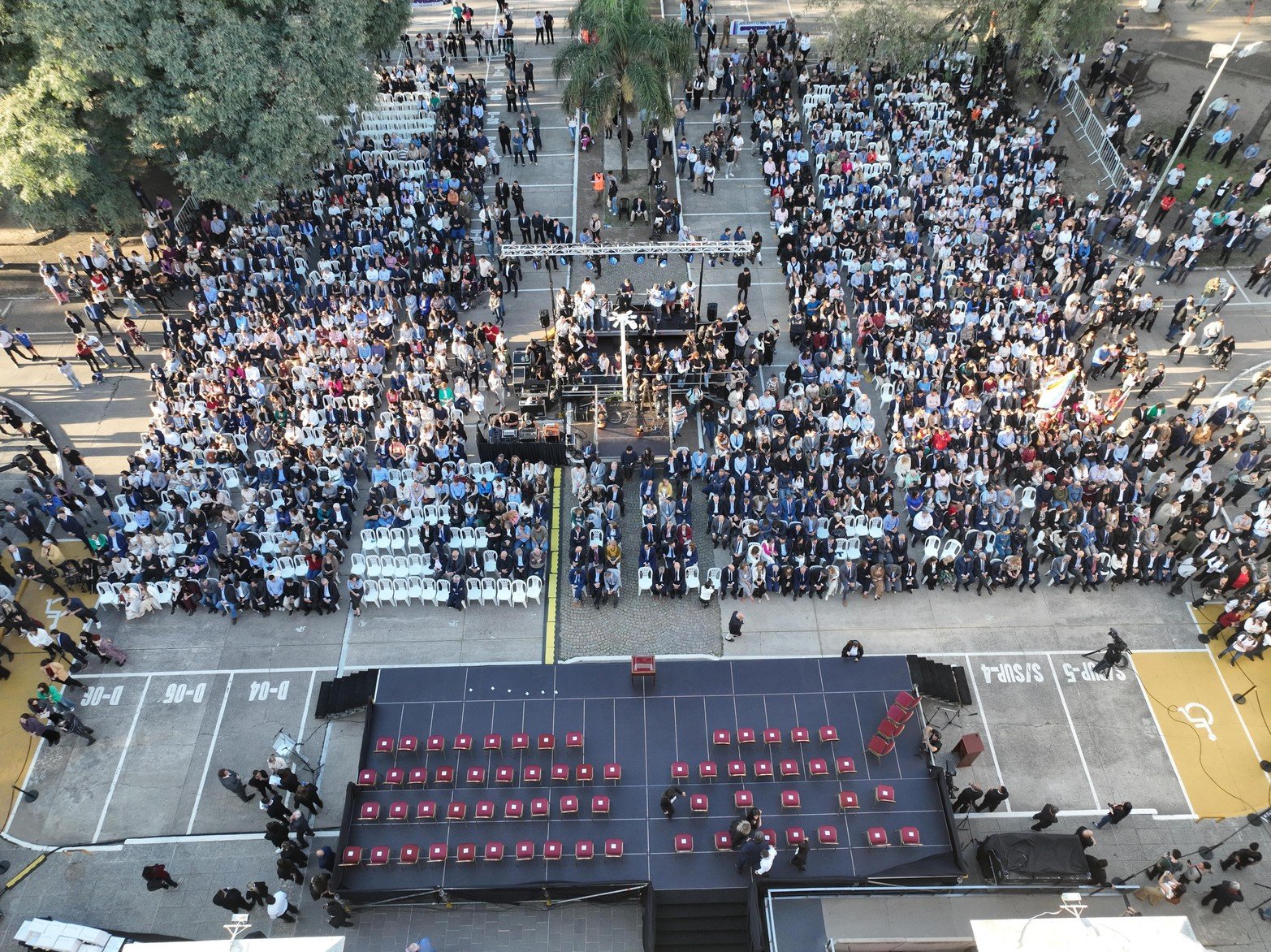 La explanada de la Legislatura repleta para la jura.