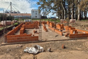 Para una instancia posterior, se proyecta la instalación de un techado, permitiendo su uso en distintas condiciones climáticas y consolidando la infraestructura a largo plazo.
