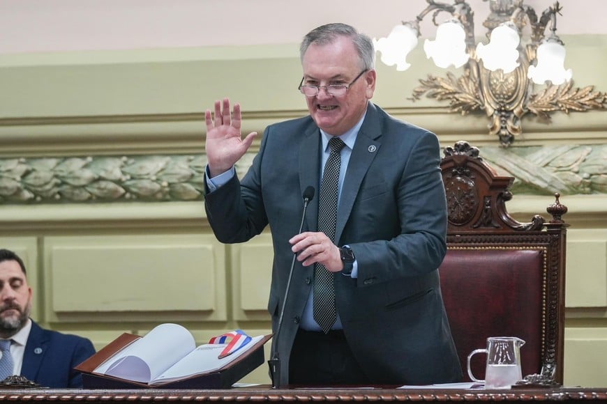 Felipe Michlig jura la nueva Constitución santafesina. Foto: Gentileza