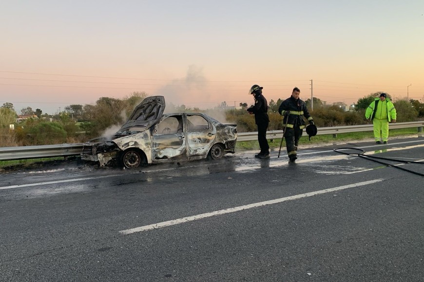 El auto quedó reducido a chatarra tras el voraz incendio.