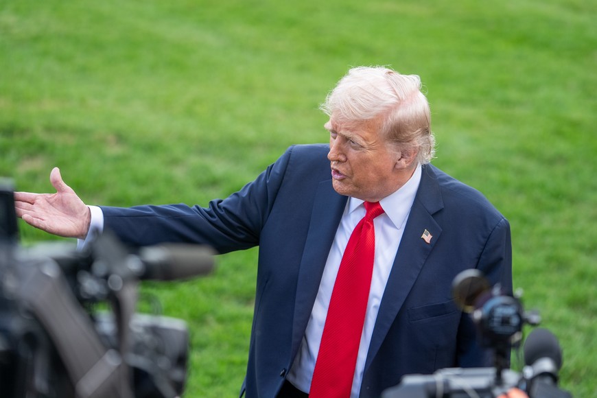 (250912) --  WASHINGTON, 12 septiembre, 2025 (Xinhua) -- Imagen del 11 de septiembre de 2025 del presidente estadounidense, Donald Trump, respondiendo preguntas de los periodistas en la Casa Blanca, en Washington D.C., Estados Unidos. Trump afirmó el jueves que la presunta incursión de drones rusos en el espacio aéreo de Polonia "pudo haber sido un error", aunque expresó su molestia por el incidente. "Podría haber sido un error, pero de cualquier forma no estoy contento con nada relacionado con toda esta situación", dijo Trump a los periodistas. (Xinhua/Hu Yousong) (rtg) (ra) (vf)