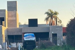 La camioneta incrustada en la pileta en construcción.