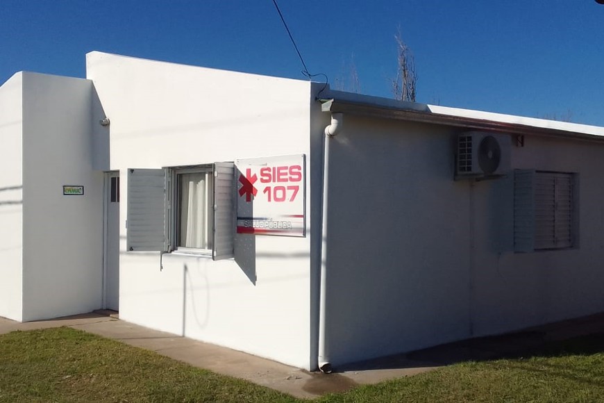 Cavallero, la cooperativa cedió parte de sus instalaciones para descentralizar la atención médica que antes dependía de la vecina localidad de Gálvez. Este acuerdo permitió establecer una ambulancia en el lugar, mejorando la respuesta ante emergencias en todo el sector.