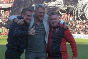 Pero el amor es más fuerte...¿Te acordás "Flaquito? Como si el reloj no marcara las horas: el "Tuca" Risso, Jorge Vivaldo y "Chupete" Marini. El domingo, si el equipo de Vivaldo no le gana a Colón, desciende a la "B" Metro. Y si le gana...lo complica al Sabalero. Foto: Manuel Fabatía