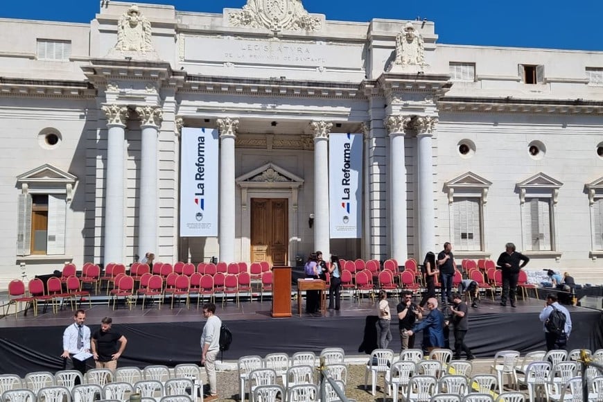 Así se prepara la Legislatura para el acto de jura de la nueva Constitución de Santa Fe. Foto: Gustavo Ocampo