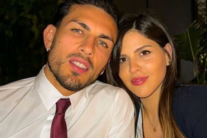 La pareja se mostró sonriente y cercana con los fanáticos que los saludaban antes de la función.