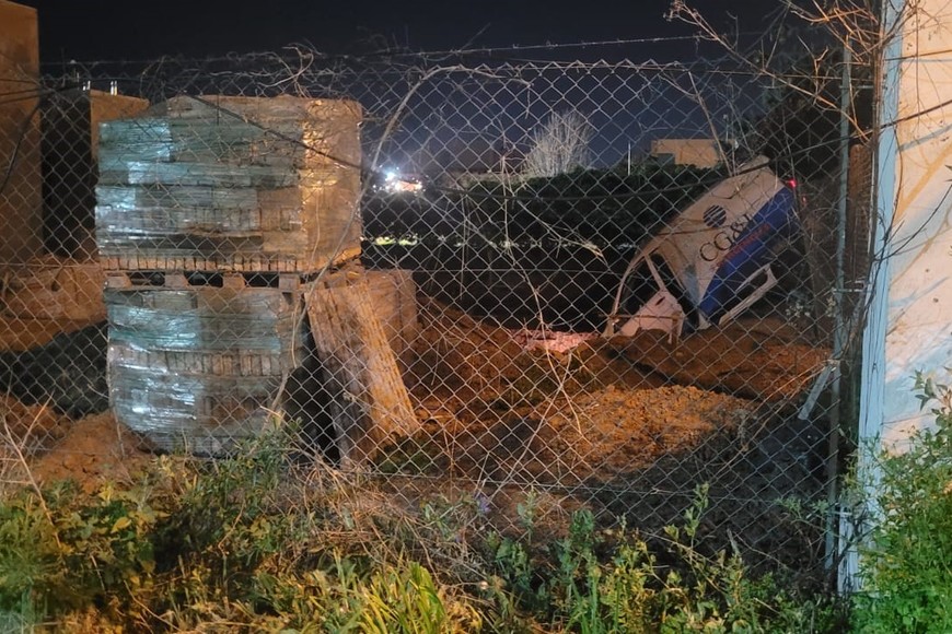 La camioneta incrustada en la pileta en construcción.