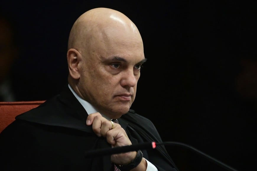 (250911) --  BRASILIA, 11 septiembre, 2025 (Xinhua) -- El juez del Supremo Tribunal Federal (STF) de Brasil, Alexandre de Moraes, asiste a la fase de veredicto y sentencia del juicio contra el expresidente brasileño, Jair Bolsonaro, y otros siete ex altos funcionarios y militares acusados de tentativa de golpe de Estado, en Brasilia, Brasil, el 11 de septiembre de 2025. Con el voto de la jueza Carmen Lúcia, la Primera Sala del STF de Brasil, compuesta por cinco magistrados, alcanzó el jueves una mayoría de tres votos a favor contra uno en contra para condenar a Bolsonaro en el juicio por tentativa de golpe de Estado. Si ninguno de los cuatro magistrados que ya han votado cambia su decisión antes del veredicto final este viernes, Bolsonaro se convertirá en el primer expresidente en la historia de Brasil en ser condenado por ese delito. (Xinhua/Lucio Tavora) (lt) (rtg) (ra) (ce)