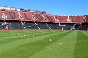 La organización decidió disputar el partido sin público visitante. Crédito: Manuel Fabatía.