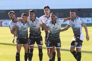 Estudiantes se impuso ante Defensores Unidos, un resultado que favorece a Colón.