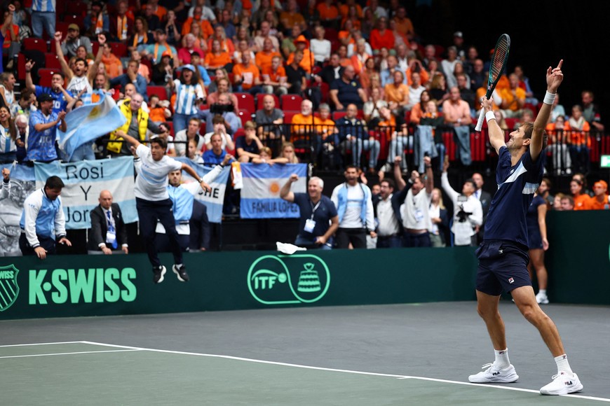 Tennis - Davis Cup - Qualifiers - Second Round - Netherlands v Argentina - MartiniPlaza, Groningen, Netherlands - September 13, 2025
Argentina's Andres Molteni and Horacio Zeballos celebrate winning their doubles match against Netherlands' Botic Van de Zandschulp and Sander Arends REUTERS/Piroschka Van De Wouw