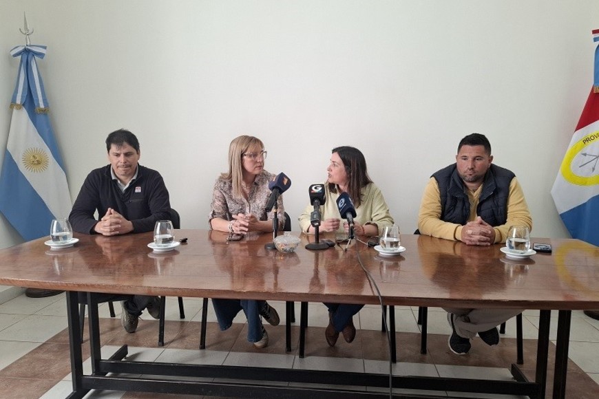 En una conferencia de prensa realizada en la Municipalidad, la intendente Ana Maribel González, acompañada por el secretario de Producción Pablo Díaz, el jefe del AER INTA San Javier Jorge Ayala y Valentina Perezín del Ministerio de Educación de la provincia, presentó el lanzamiento de un curso gratuito sobre cultivo de arroz, destinado a trabajadores y productores de la región.