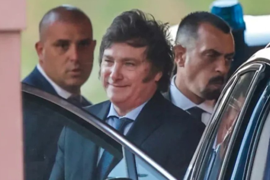 Javier Milei ingresando en Casa Rosada.