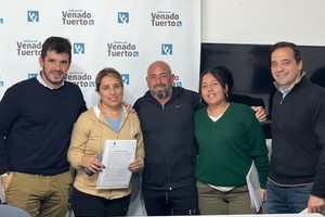 El intendente, junto al secretario de Gobierno, en la entrega de una escritura.