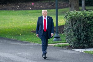 (250912) --  WASHINGTON, 12 septiembre, 2025 (Xinhua) -- Imagen del 11 de septiembre de 2025 del presidente estadounidense, Donald Trump, preparándose para responder preguntas de los periodistas en la Casa Blanca, en Washington D.C., Estados Unidos. Trump afirmó el jueves que la presunta incursión de drones rusos en el espacio aéreo de Polonia "pudo haber sido un error", aunque expresó su molestia por el incidente. "Podría haber sido un error, pero de cualquier forma no estoy contento con nada relacionado con toda esta situación", dijo Trump a los periodistas. (Xinhua/Hu Yousong) (rtg) (ra) (vf)