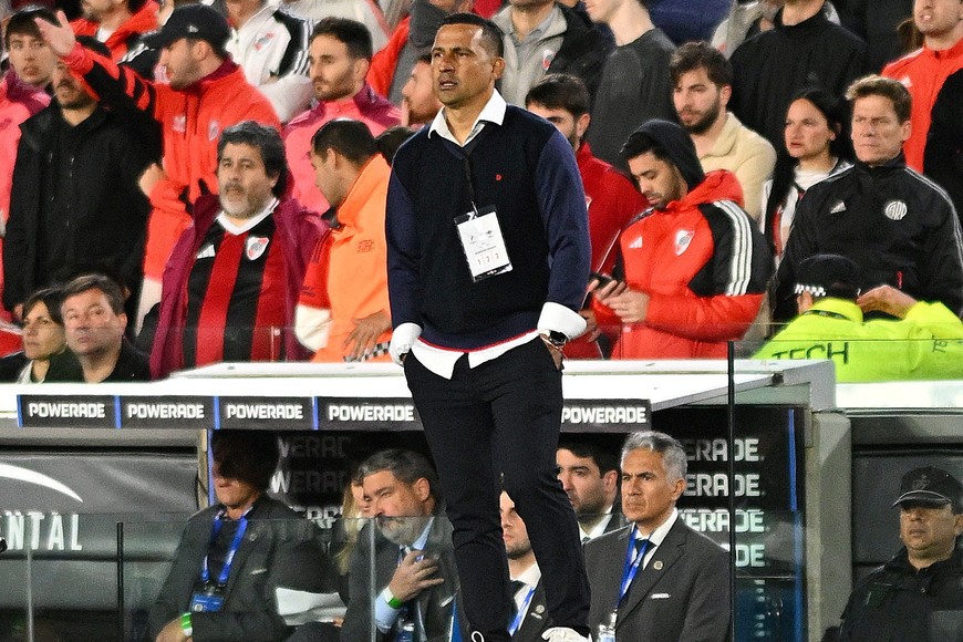 Soccer Football - Copa Libertadores - Round of 16 - Second Leg - River Plate v Libertad - Estadio Mas Monumental, Buenos Aires, Argentina - August 21, 2025
Libertad coach Sergio Aquino looks on REUTERS/Rodrigo Valle