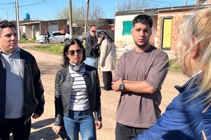 Pellegrini durante su recorrido por localidades de Santa Fe, dialogando con vecinos y comerciantes.