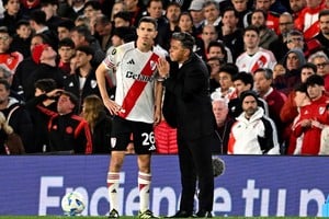 Soccer Football - Copa Libertadores - Round of 16 - Second Leg - River Plate v Libertad - Estadio Mas Monumental, Buenos Aires, Argentina - August 21, 2025
River Plate coach Marcelo Gallardo speaks to Nacho Fernandez REUTERS/Rodrigo Valle