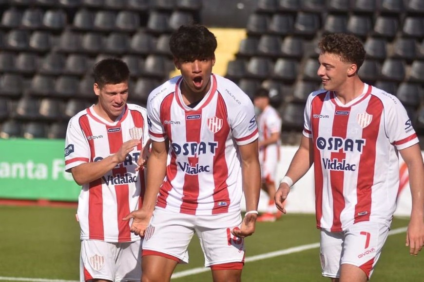 Misael Aguirre festeja su tanto en el clásico ante Colón y destacó su mejor momento en Unión. Fotos: Gentileza Unión