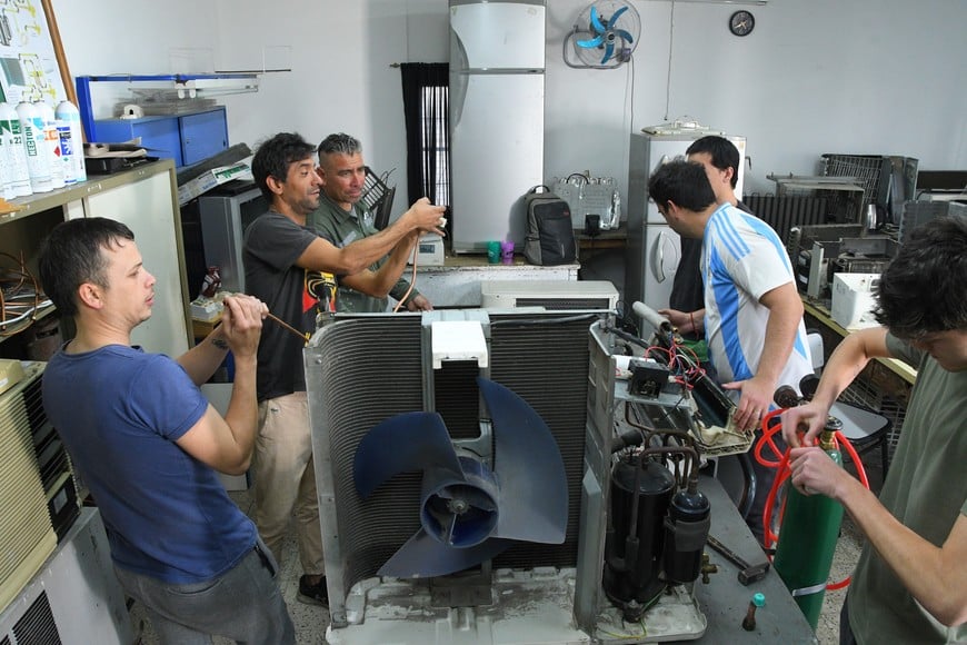 Uno de los cursos de refrigeración que brinda la institución. Crédito: Luis Cetraro
