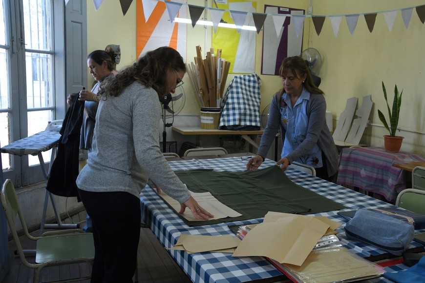 Los talleres de oficios convocan cada año a más de 150 adultos que encuentran en la escuela una formación práctica y comunitaria. Crédito: Luis Cetraro