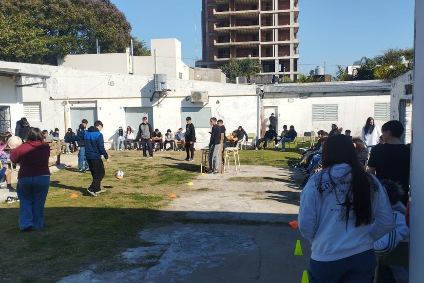 Los alumnos de secundaria en el patio de la institución educativa. Crédito: Gentileza