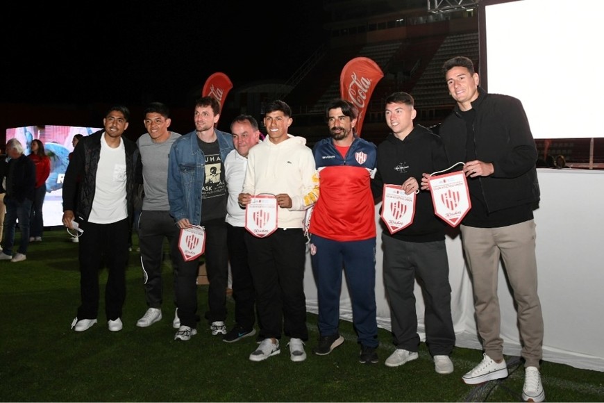 Los soldados de Madelón estuvieron anoche en el 15 de Abril para despedir el torneo Barisone. Foto: Manuel Fabatía