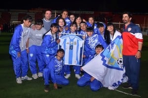 La camiseta de Messi firmada se la llevaron las chicas del Club Malvinas Argentina de San Lorenzo. Foto: Manuel Fabatía