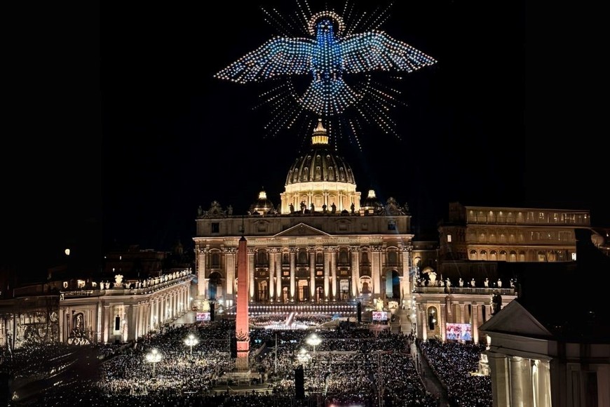 Drones y artistas internacionales rindieron homenaje al Papa Francisco en una velada de fraternidad.