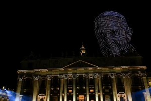 El rostro del papa Francisco iluminó la noche romana en la Plaza San Pedro.