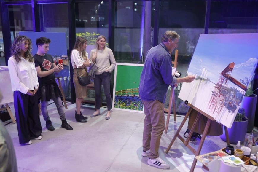 El artista Gustavo Pueyo pintó en vivo una obra inspirada en el puerto y el río. Foto; Matias Pintos