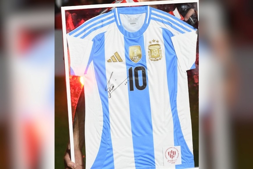 La camiseta de Messi firmada se la llevaron las chicas del Club Malvinas Argentina de San Lorenzo. Foto: Manuel Fabatía