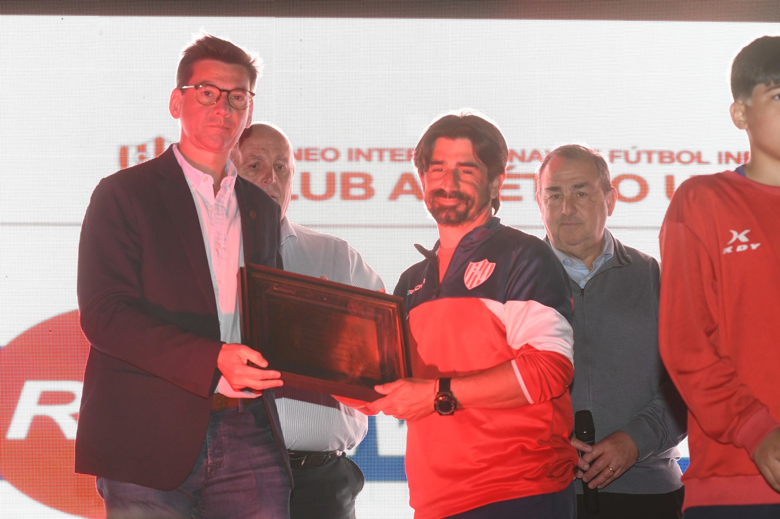 Unión Torneo Internacional de Fútbol Infantil Diego Barisone . Las delegaciones pasaron por el 15 de abril